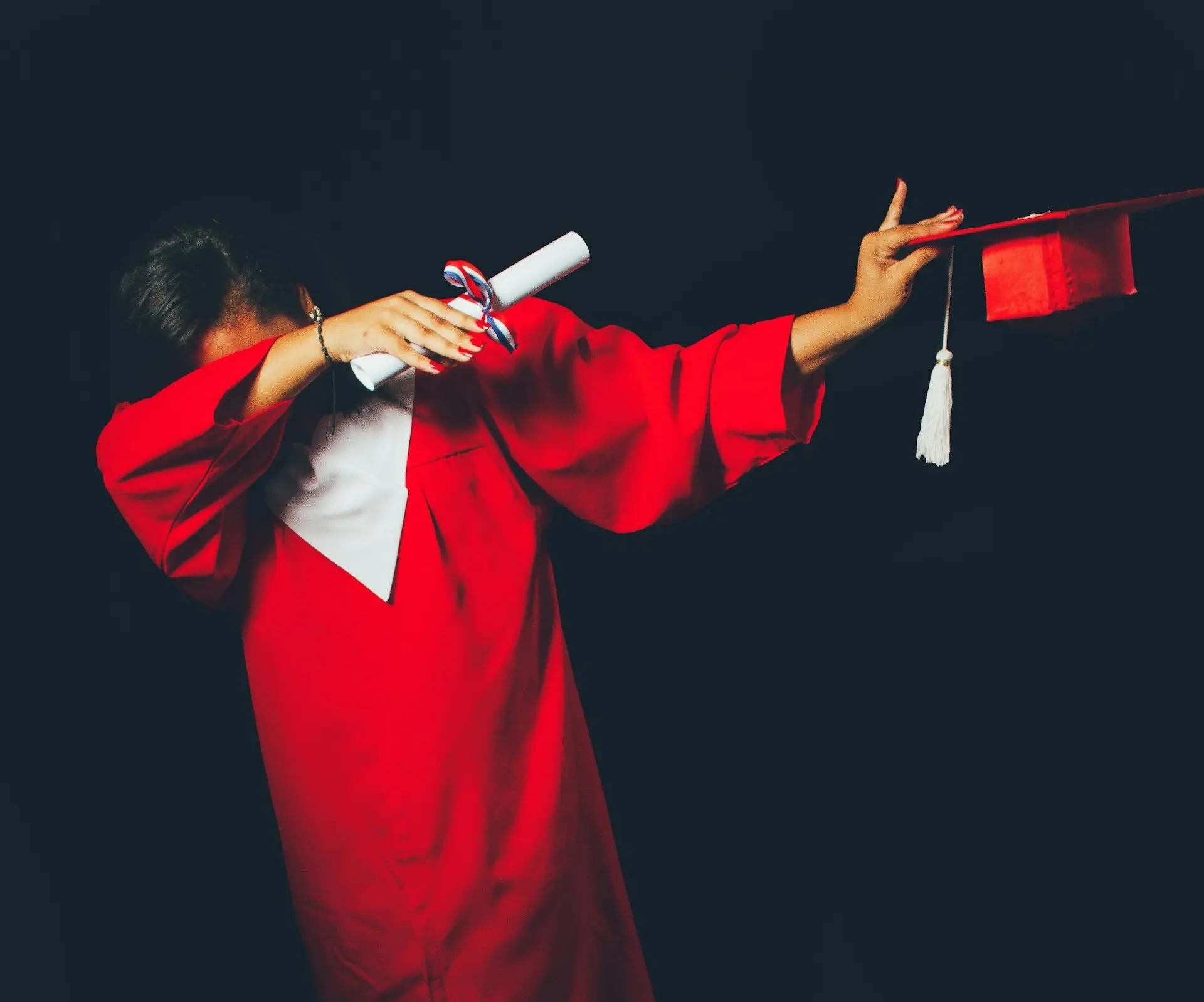 Studentkinja u svečanoj togi slavi završetak studija
